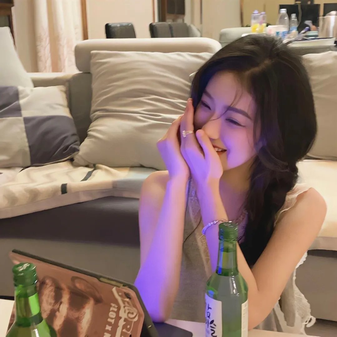 黑料官网 - 某顶流男星被曝与经纪人隐婚三年，女方已孕